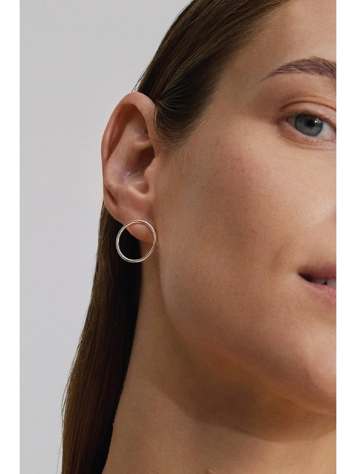 Abstrakts sudraba riņķa auskars – 15 mm