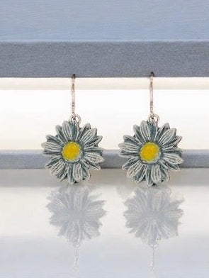 Gaiši zili keramikas ziedu auskari – roku darbs