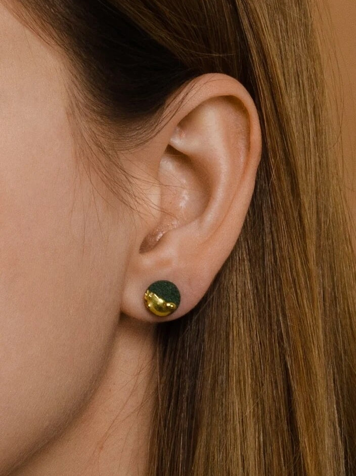 Zaļi porcelāna auskari – mākslinieciska elegance