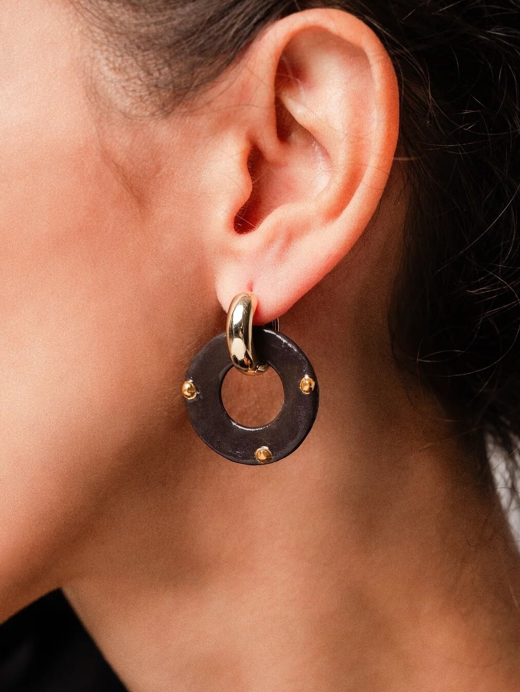 Porcelāna apļa formas auskari – harmonijas iedvesmots dizains