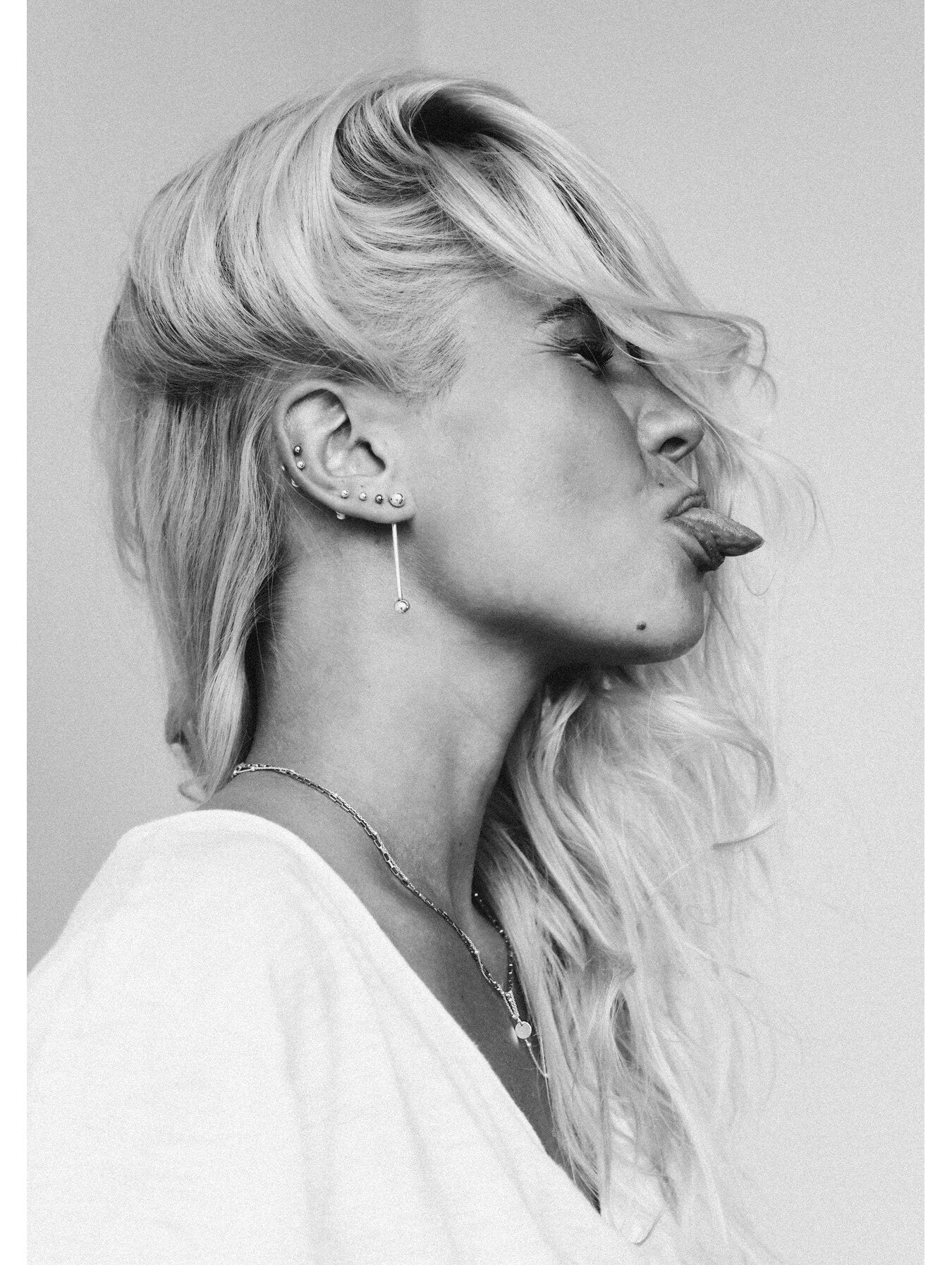 Īsie Bomb Swinger sudraba auskari – moderns dizains