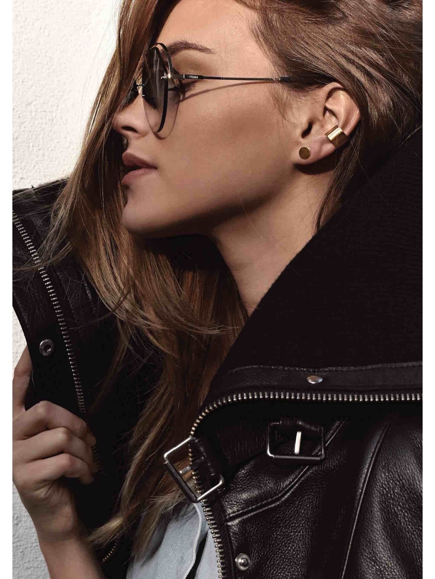 Julge lame kuldne ear cuff – statement minimalism