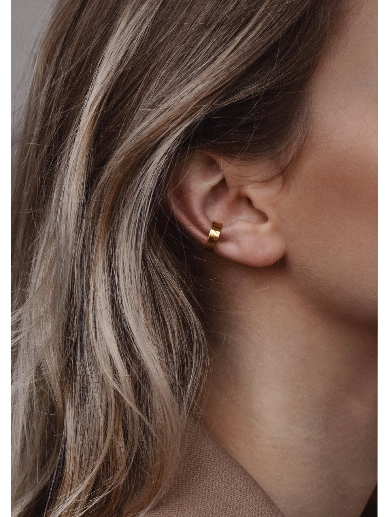 Plakans zelta auskara cuffs – moderns dizains