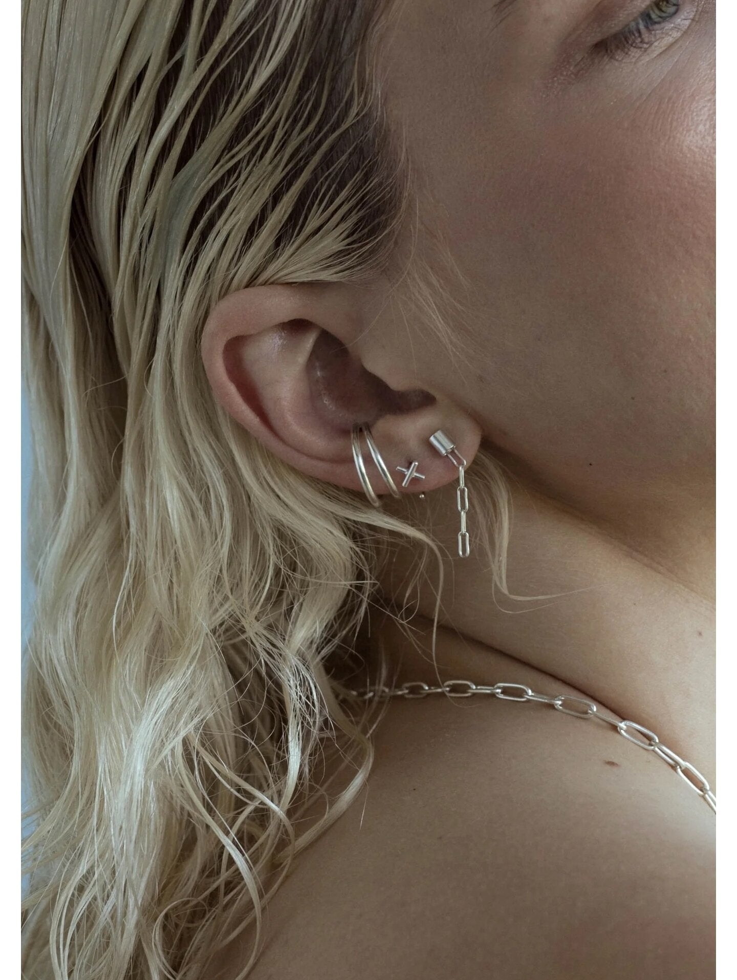 Sudraba Brooklyn ķēdes kniedīšu auskari – urbāns stils