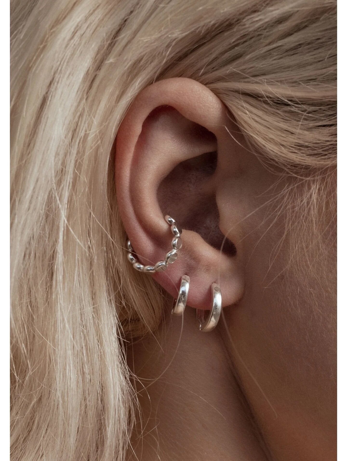 Midi sudraba stīpiņu auskari – klasisks minimālisms