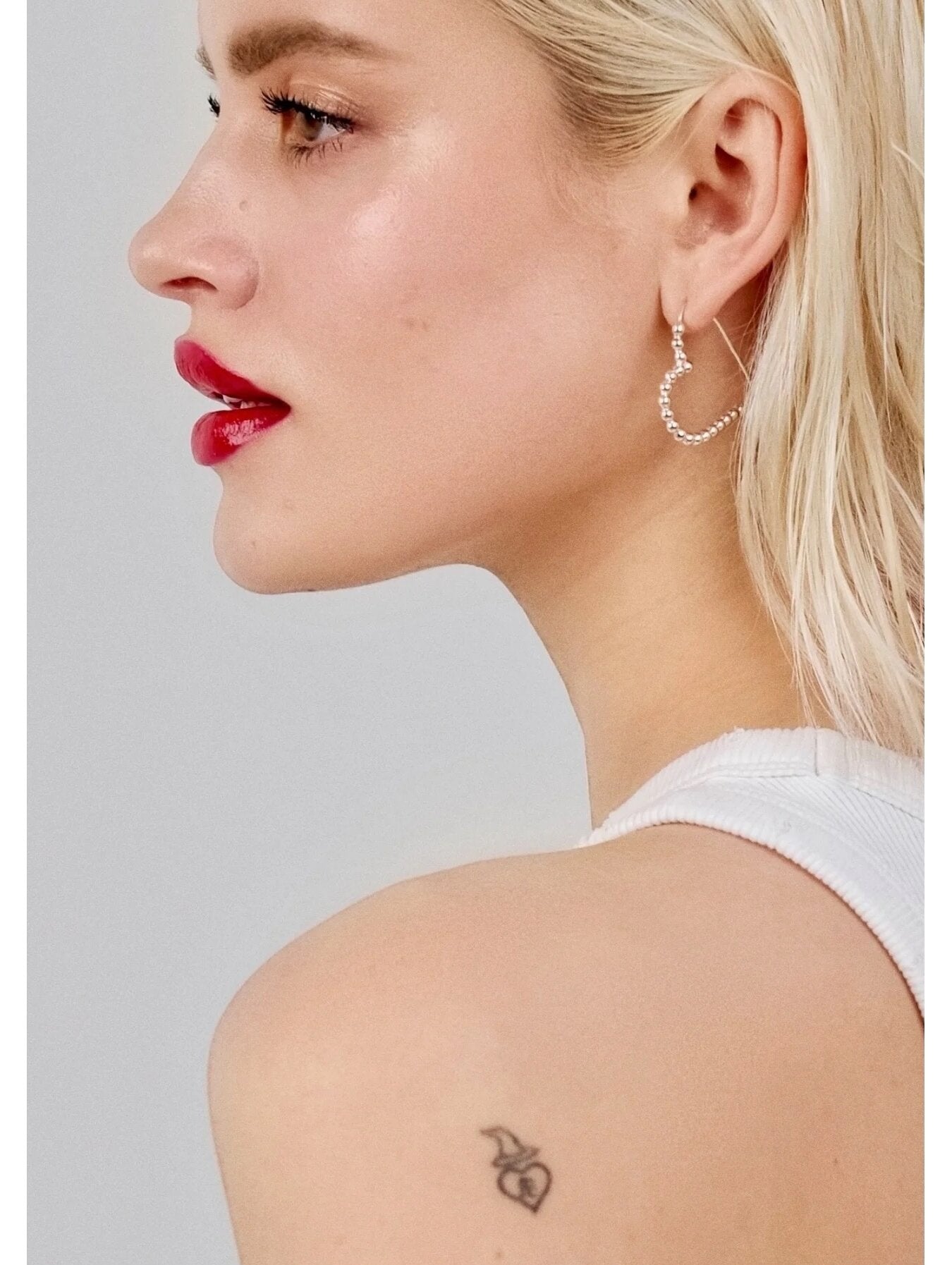 Sudraba sirds formas stīpiņu auskari – romantisks dizains