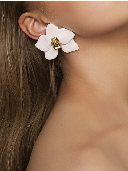 Valged keraamilised orhideekõrvarõngad – õrn lilleline stiil