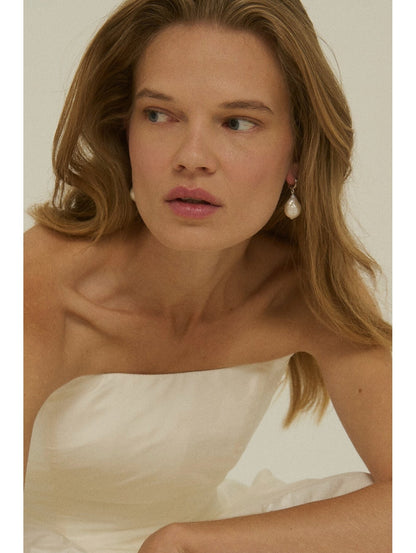 Pärliga rõngakujulised kõrvarõngad – minimalistlik disain