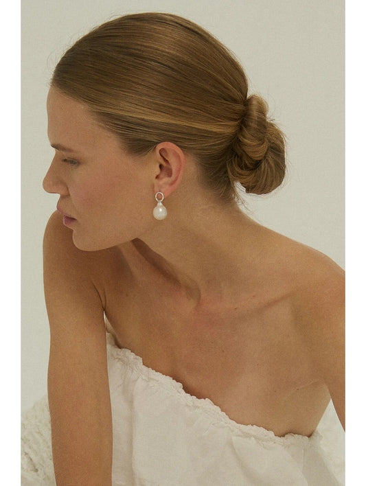 Abstraktsed pärliga rõngaskõrvarõngad – kunstiline stiil