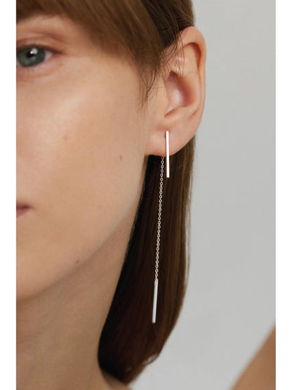 Abstraktsed kõrvarõngad riba ja ketiga – modernne minimalism