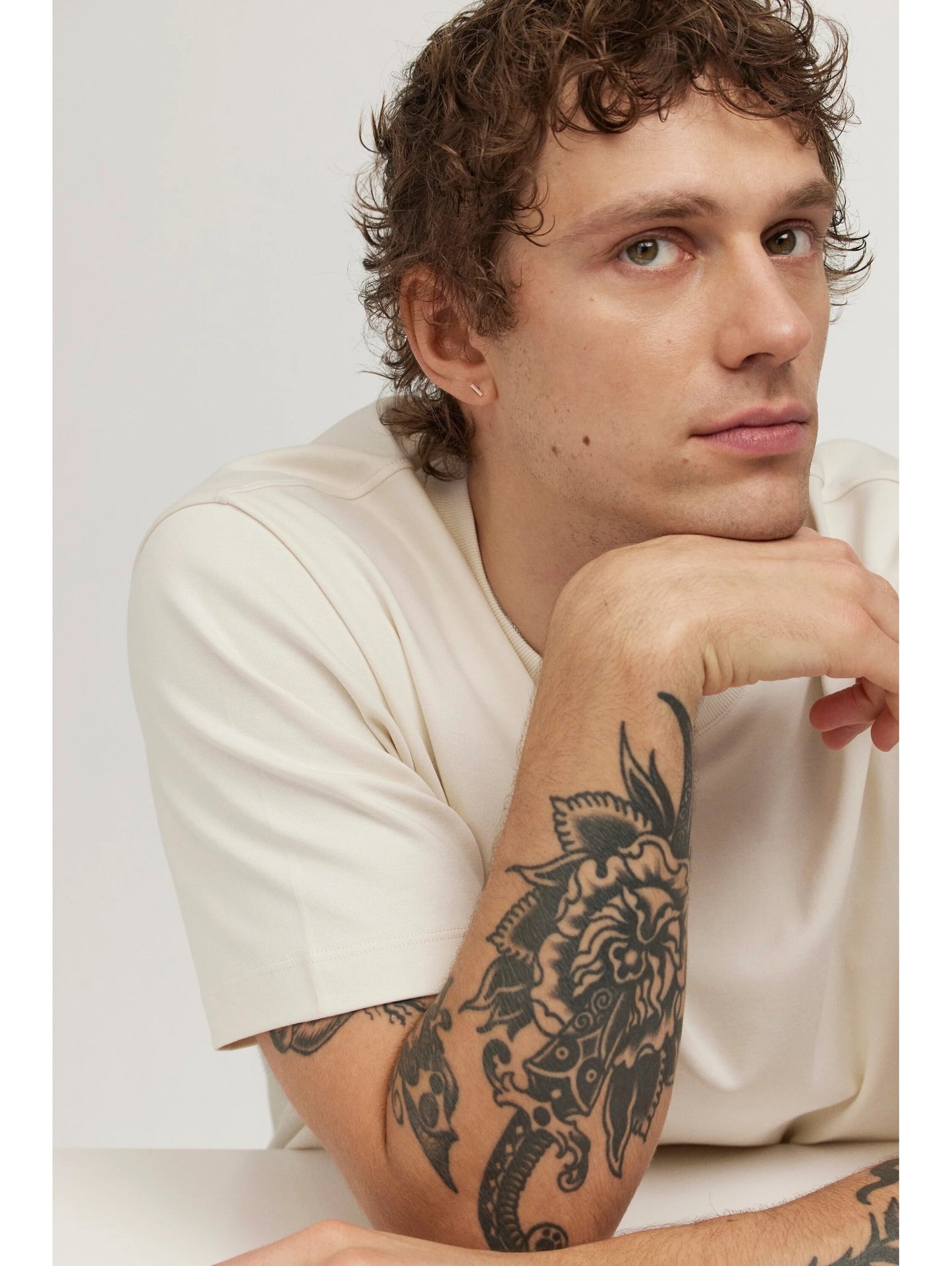 Abstrakts sudraba nots formas auskars – 6 mm