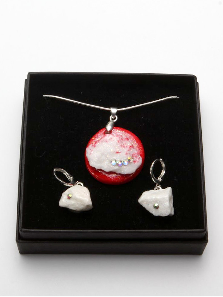 Porcelāna rotas – sarkanā mākoņa dizains