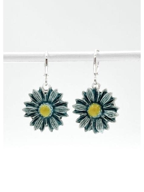 Gaiši zili keramikas ziedu auskari – roku darbs