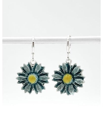 Gaiši zili keramikas ziedu auskari – roku darbs