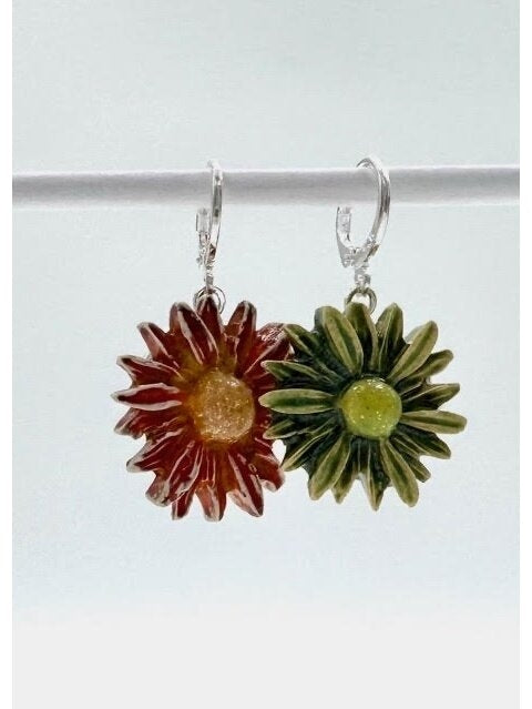 Keramikas ziedu auskari – mākslinieciska elegance