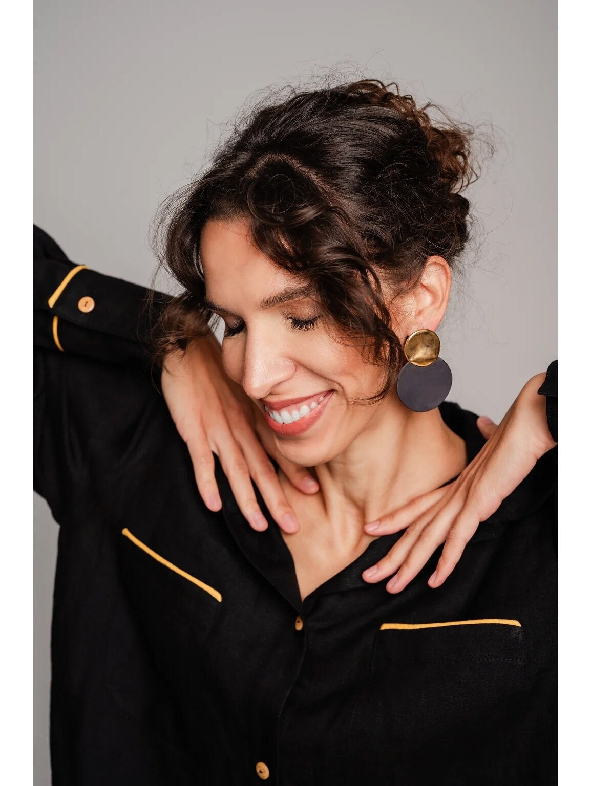 Melni porcelāna apļa auskari – harmonijas dizains