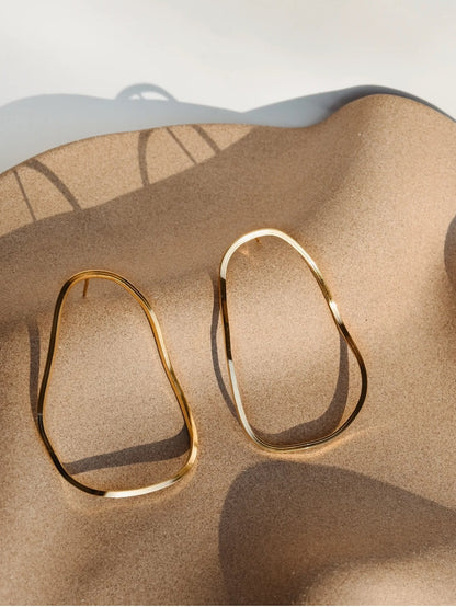 Zelta kvadrātveida kabantie auskari – moderns stils