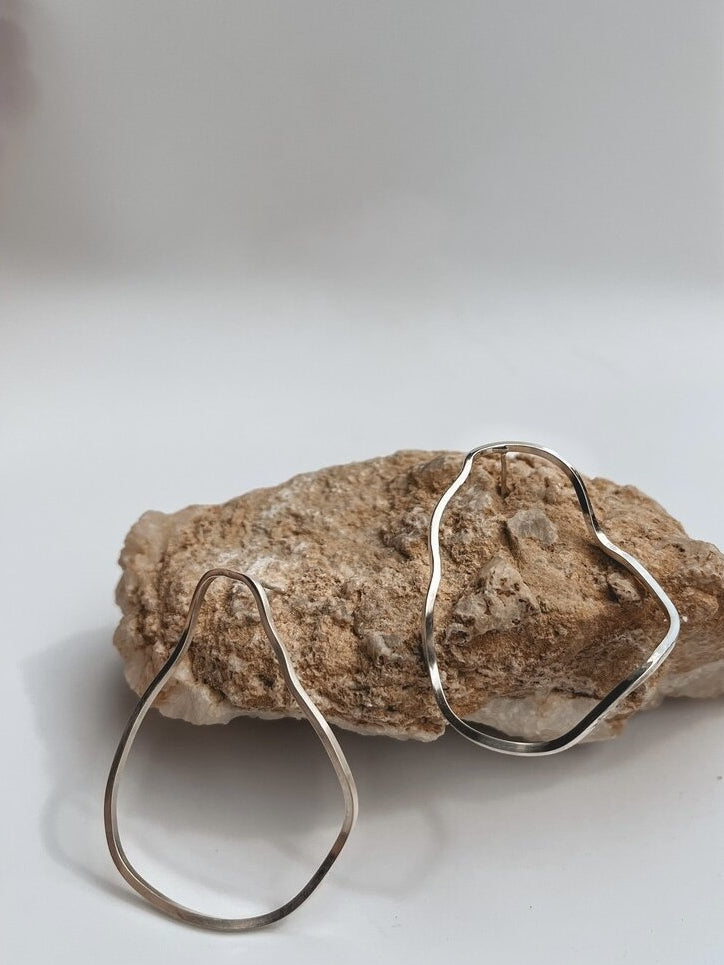 Pārstrādāta sudraba kvadrātveida kabantie auskari