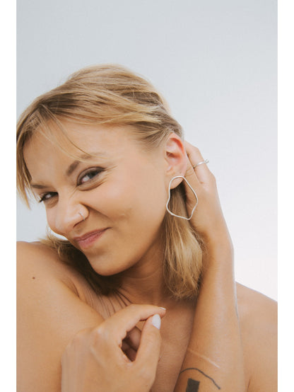 Zelta kvadrātveida kabantie auskari – moderns stils