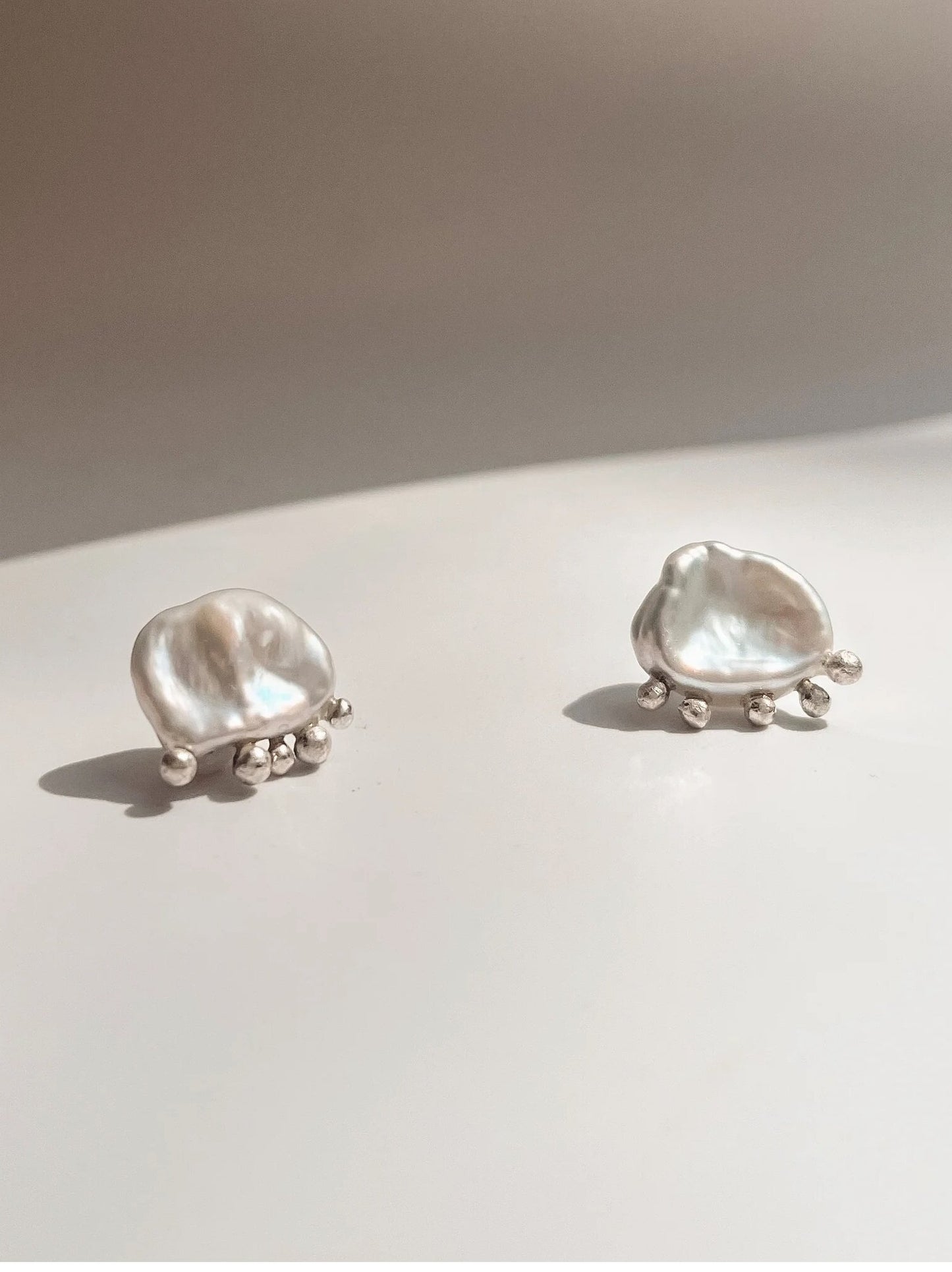 Pārstrādāta sudraba pērļu auskari