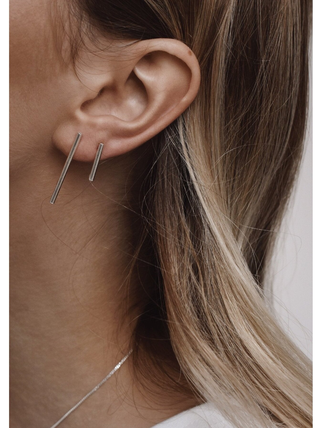 Franču pāra auskari – mākslinieciska minimālisma stils