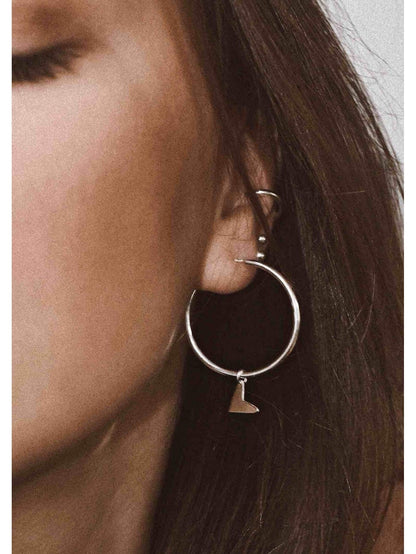 Sudraba Love stīpiņu auskari – romantisks dizains