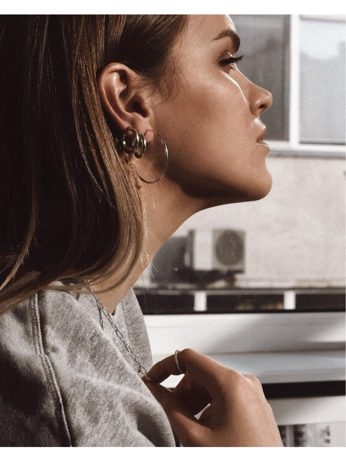 Sudraba Nomad stīpiņu auskari – mūsdienu stils