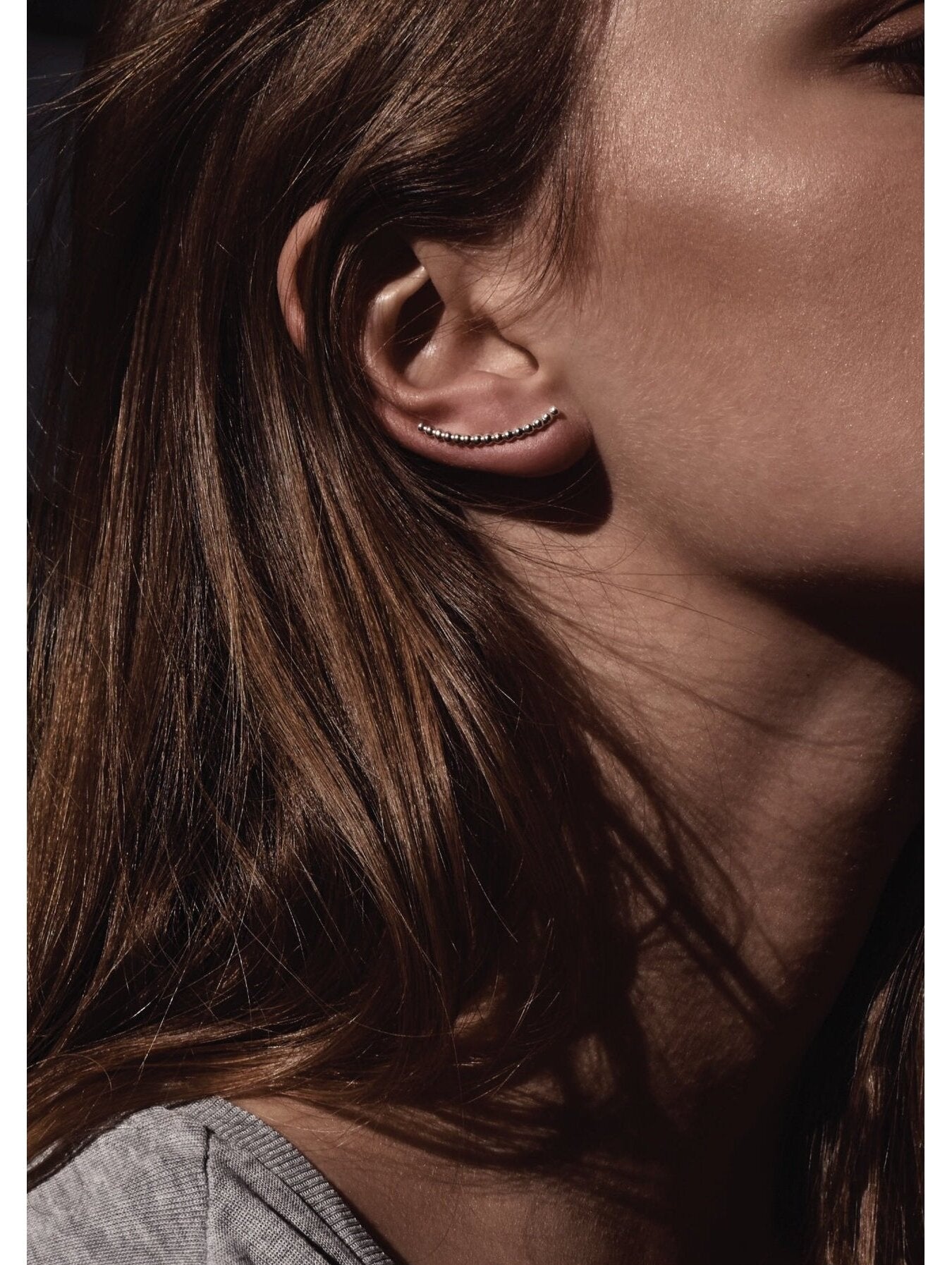 Sudraba šampanieša crawler auskari – moderns stils