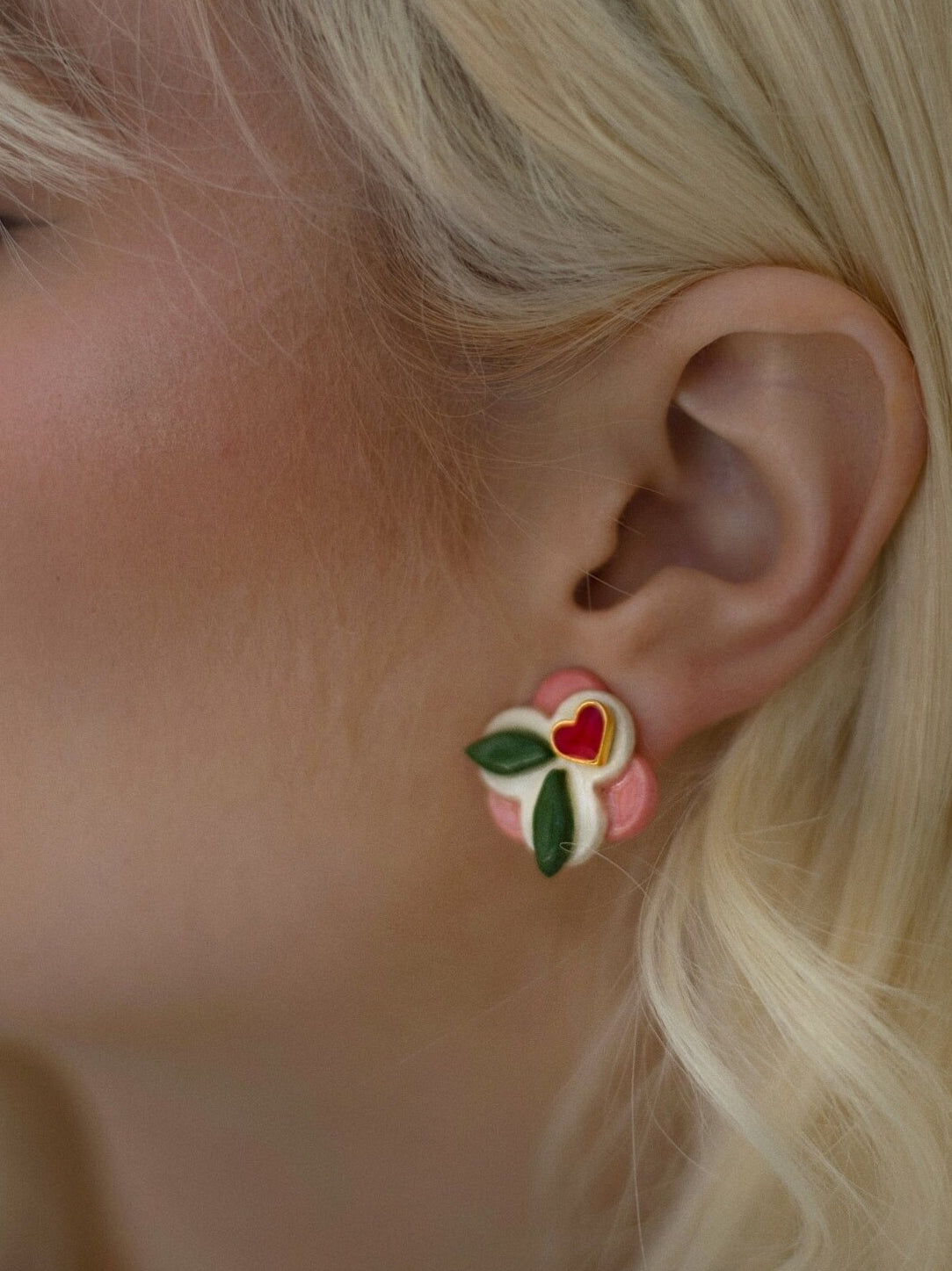 Keramikas kniedīšu auskari – Love It dizains