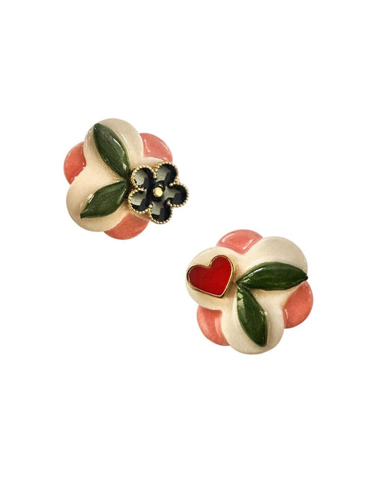 Keramikas kniedīšu auskari – Love It dizains