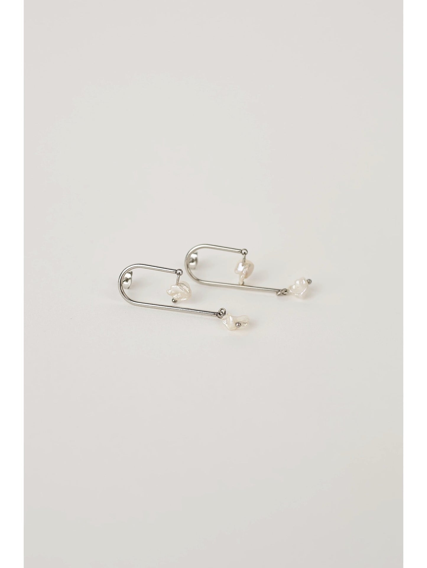 Kabantie pērļu auskari – klasiska elegance